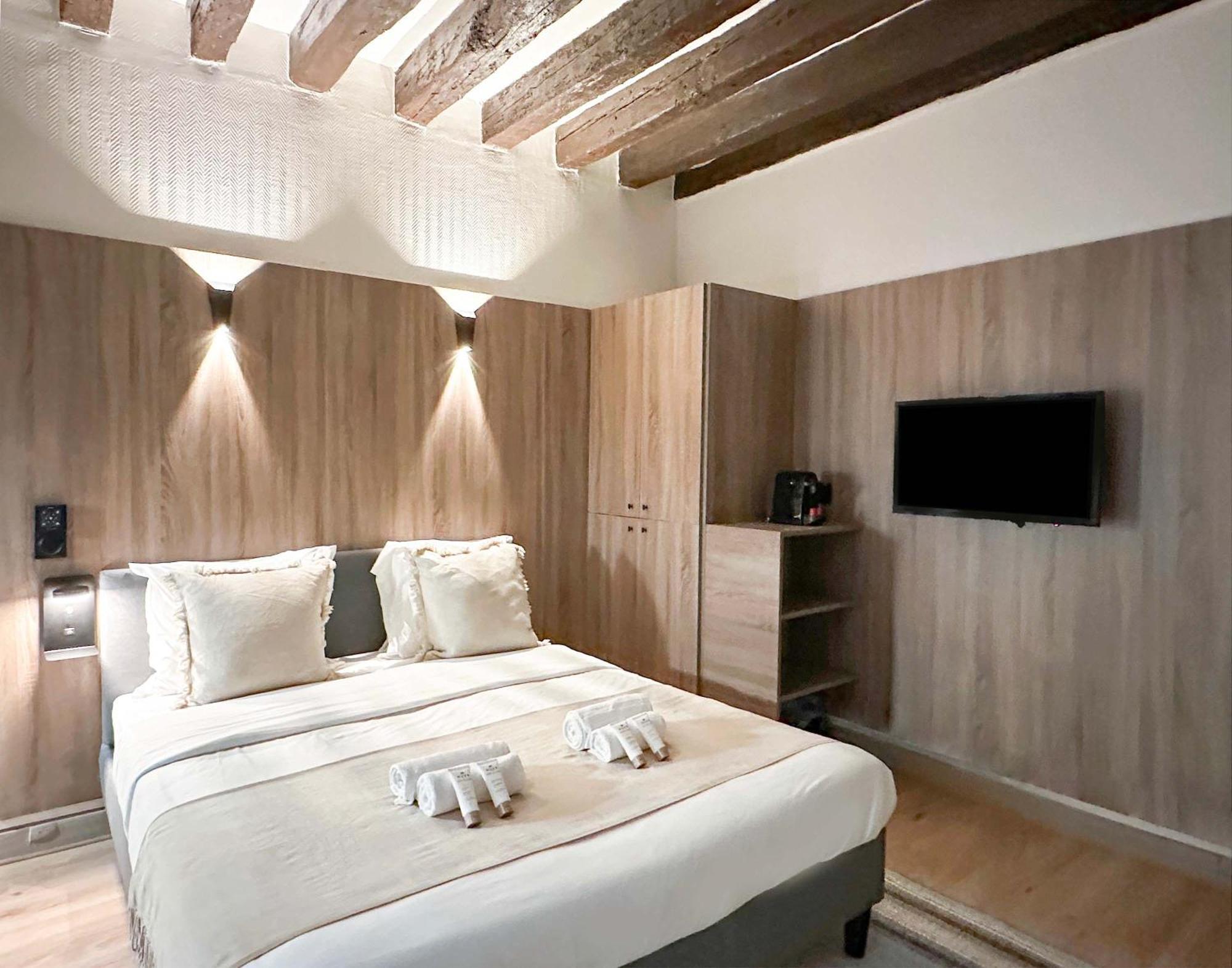 Apartment Elegant Steps Away From Iconic Landmarks