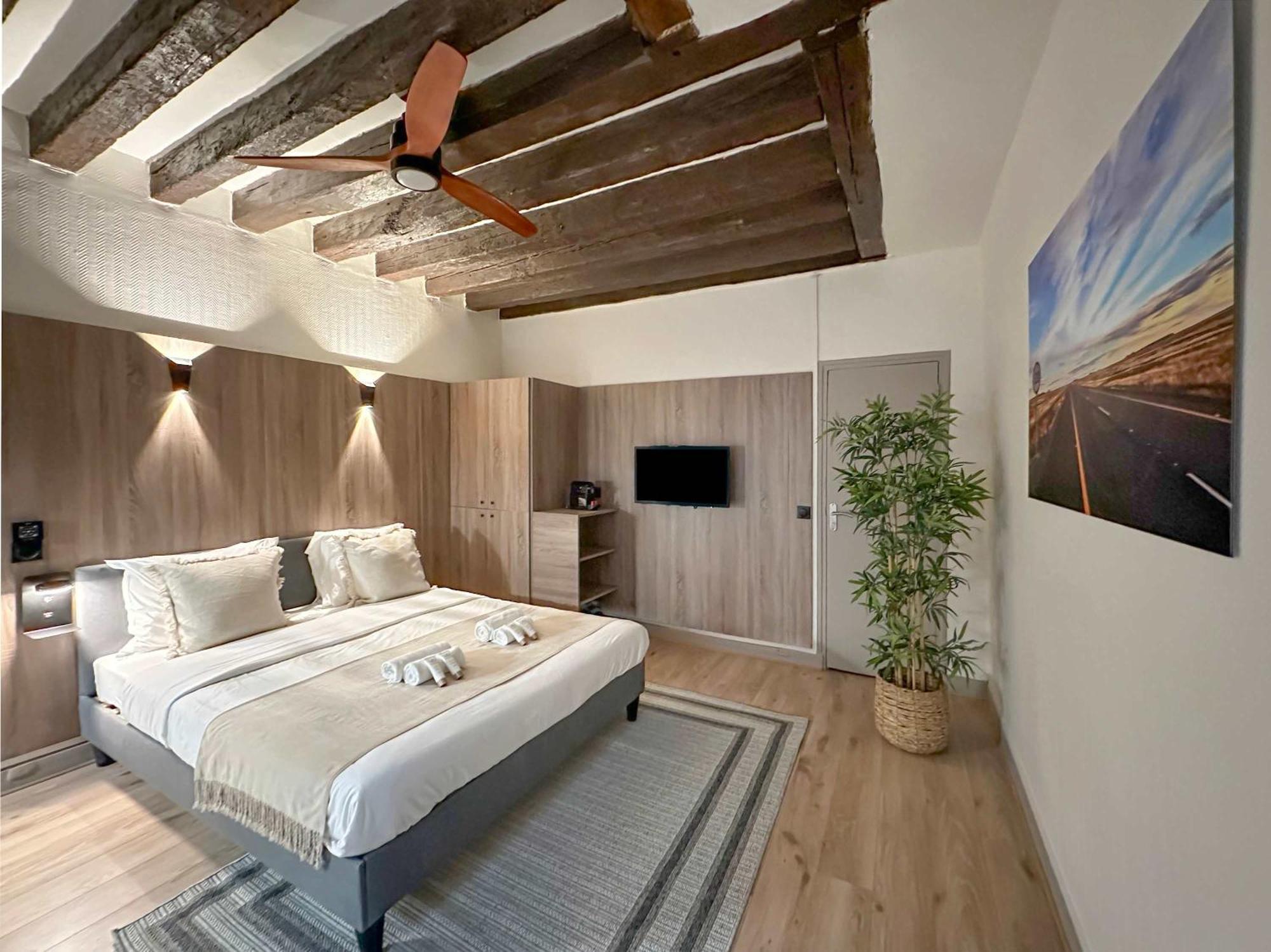 Apartment Elegant Steps Away From Iconic Landmarks Paris