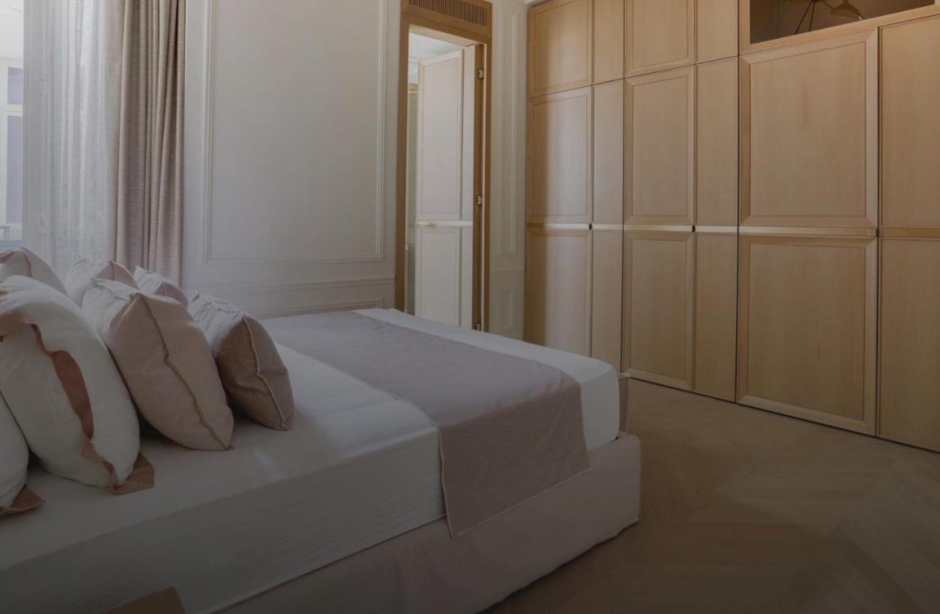 Rue De La Sourdiere In Apartment *