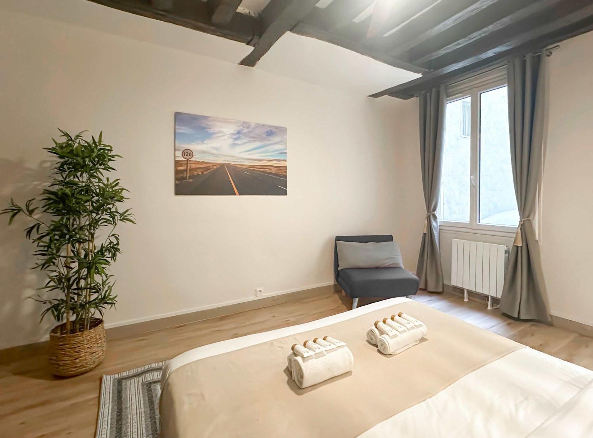 Elegant Steps Away From Iconic Landmarks *