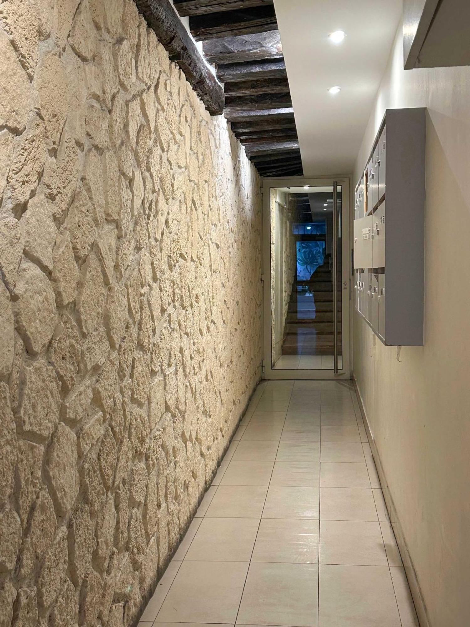 Elegant Steps Away From Iconic Landmarks Apartment *