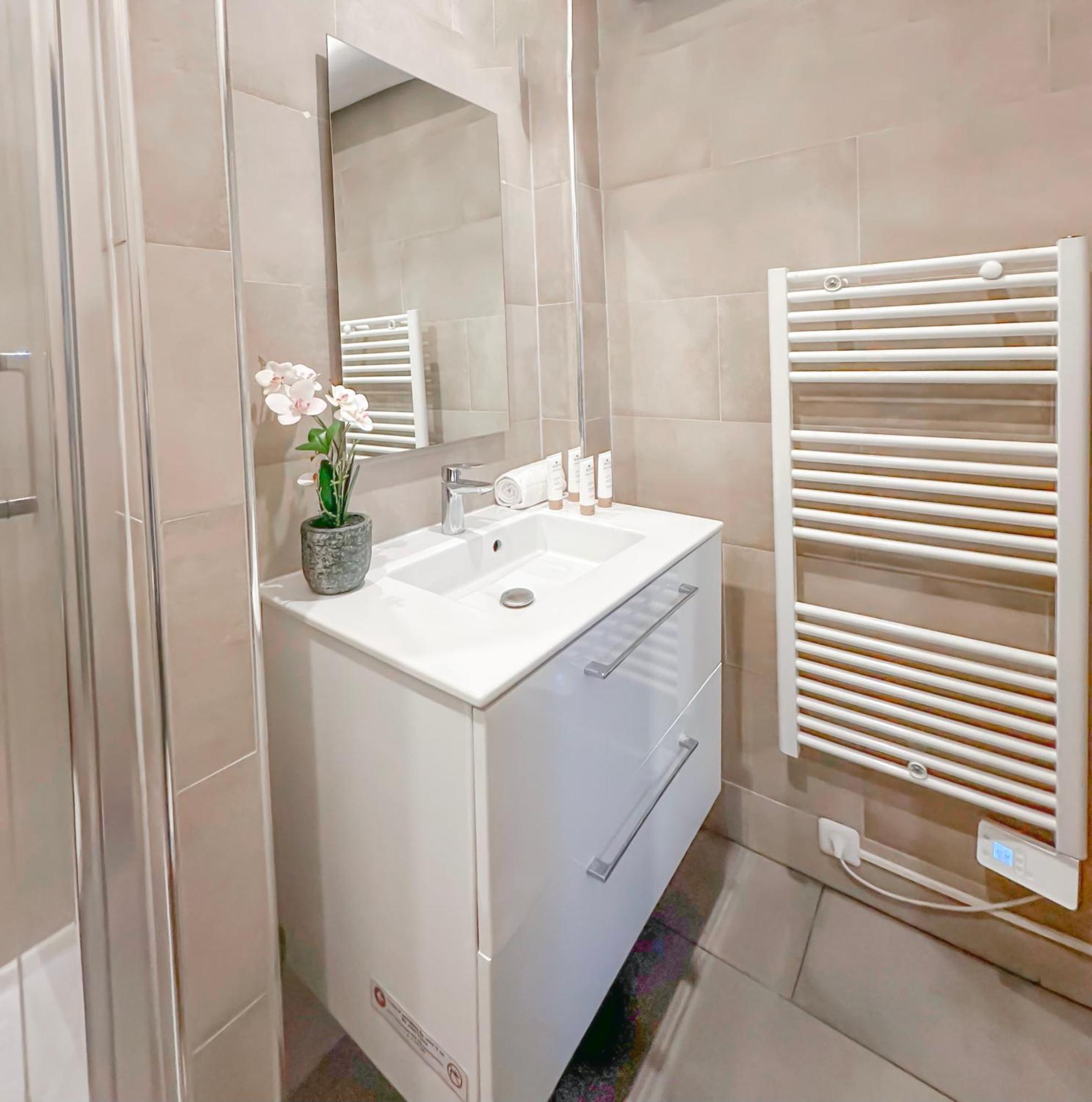 Apartment Elegant Steps Away From Iconic Landmarks Paris