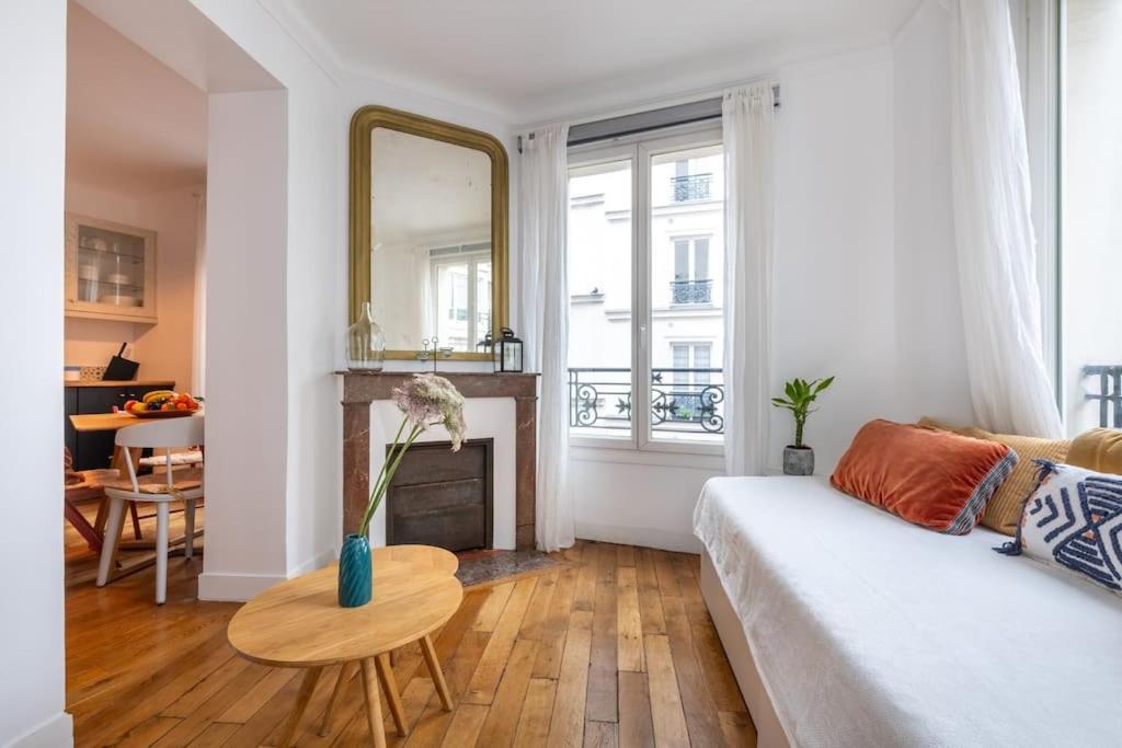 Cosy With 270 Degrees View On Streets * Paris