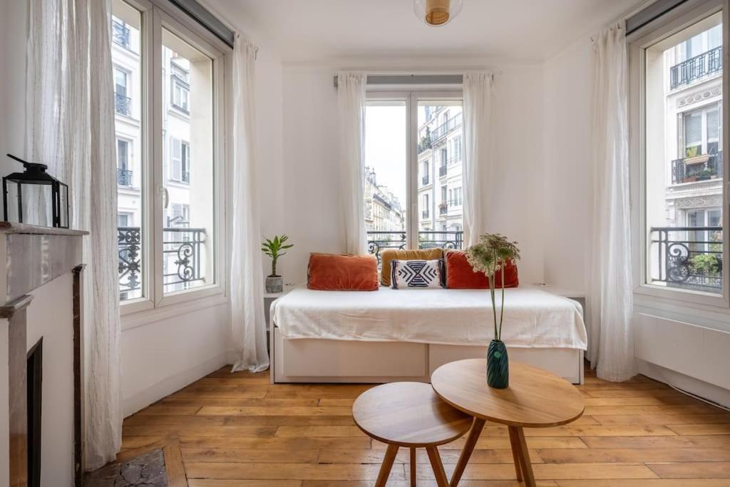 Cosy With 270 Degrees View On Streets Apartment