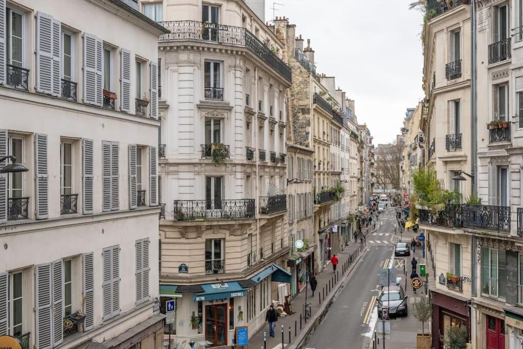 Cosy With 270 Degrees View On Streets Apartment Paris