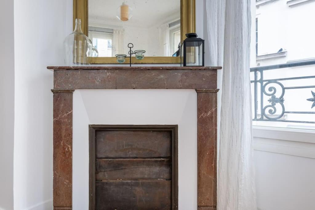 Cosy With 270 Degrees View On Streets Paris