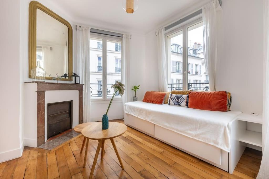 Cosy With 270 Degrees View On Streets Apartment