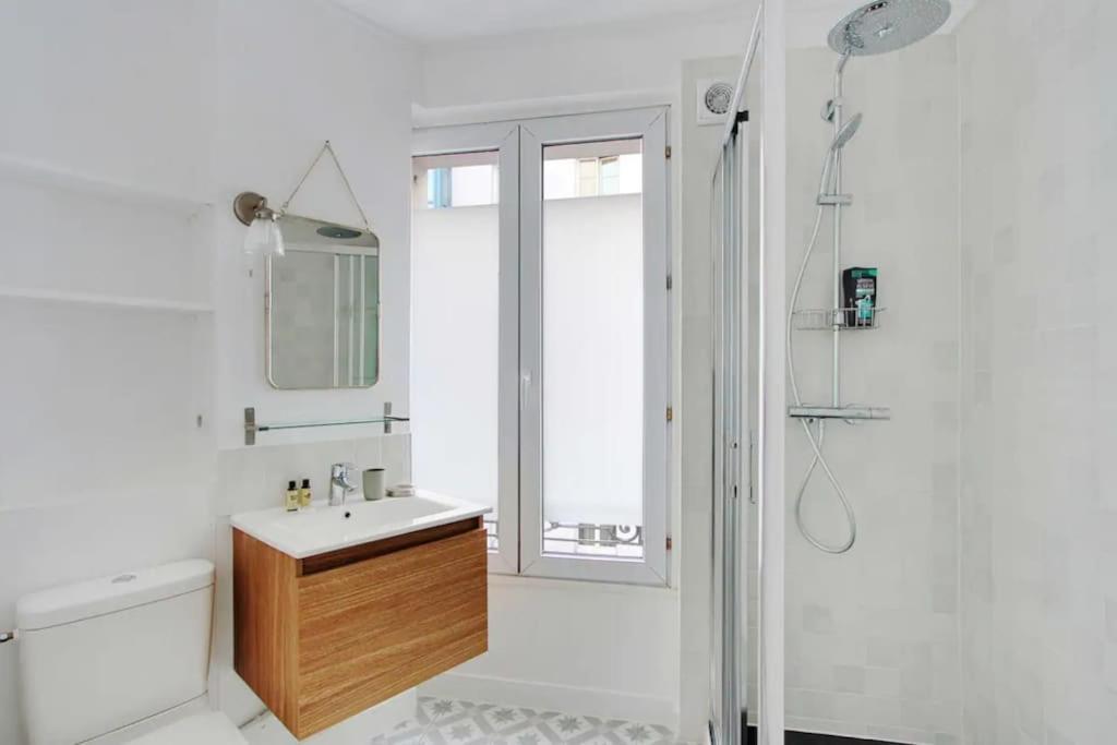 Cosy With 270 Degrees View On Streets Apartment Paris