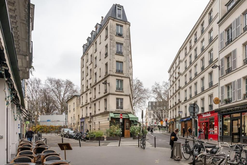 Cosy With 270 Degrees View On Streets Apartment