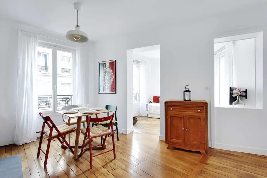 Cosy With 270 Degrees View On Streets Apartment *