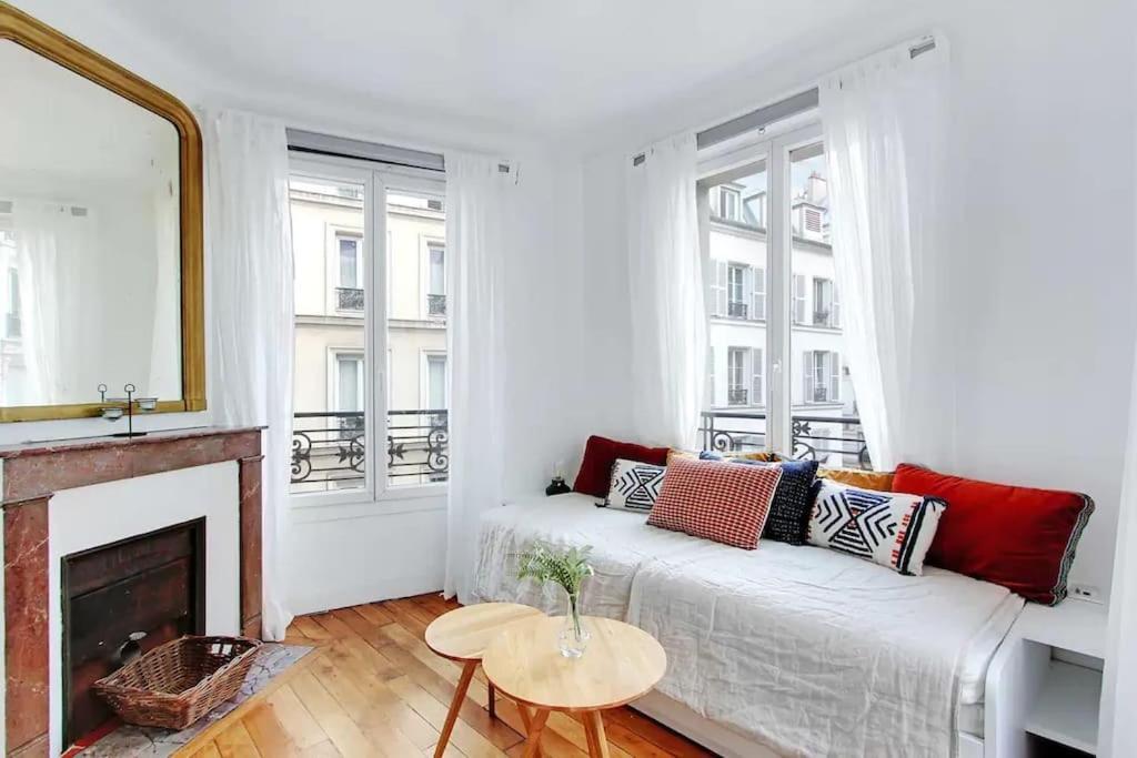 Cosy With 270 Degrees View On Streets * Paris
