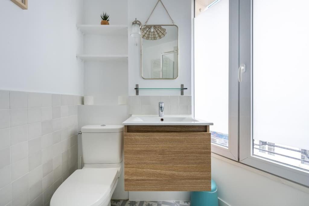 Cosy With 270 Degrees View On Streets Apartment