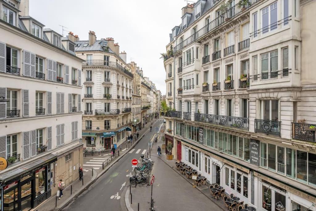 Cosy With 270 Degrees View On Streets Apartment