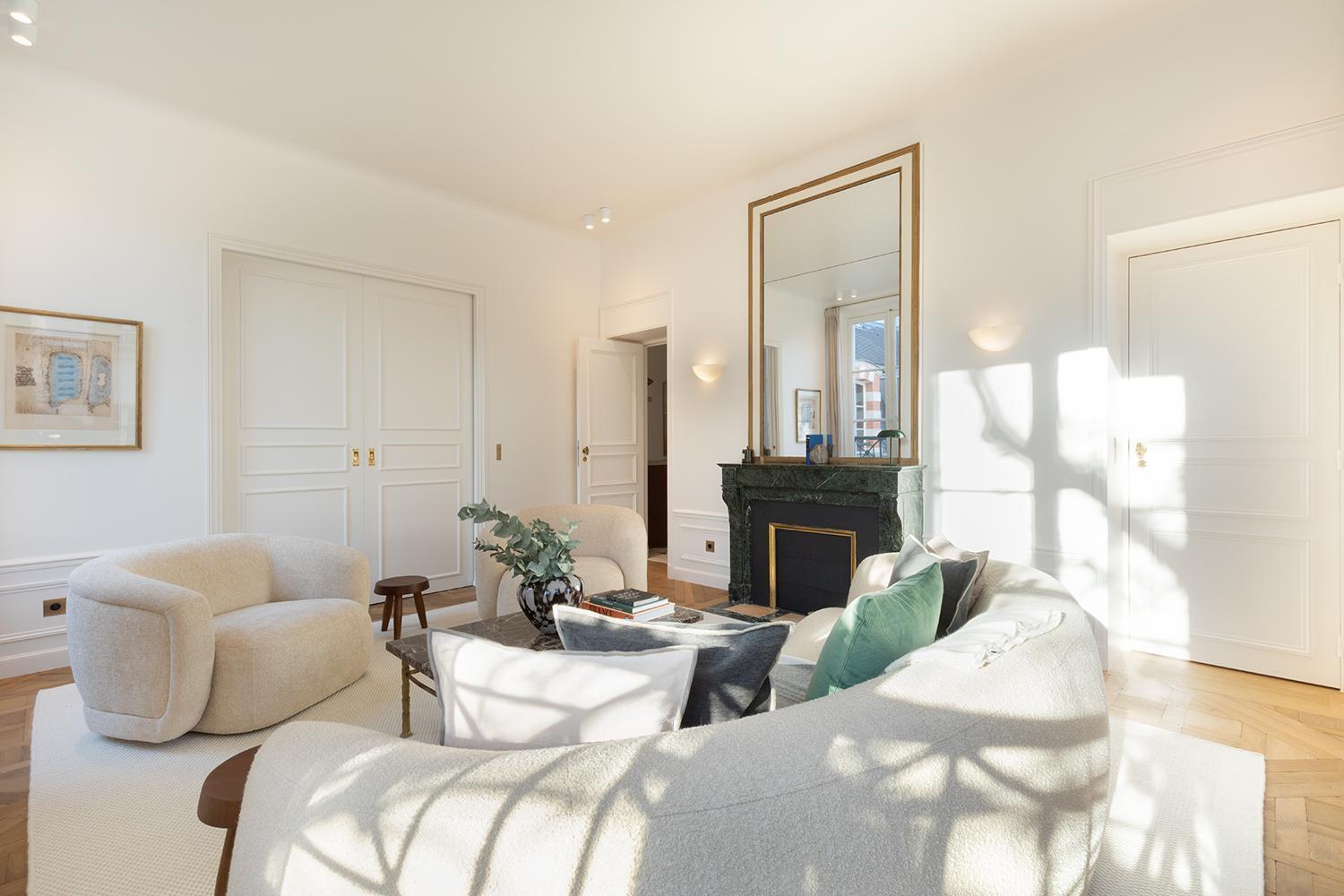 Pick A Flat's In Saint-germain - Place Furstemberg Paris