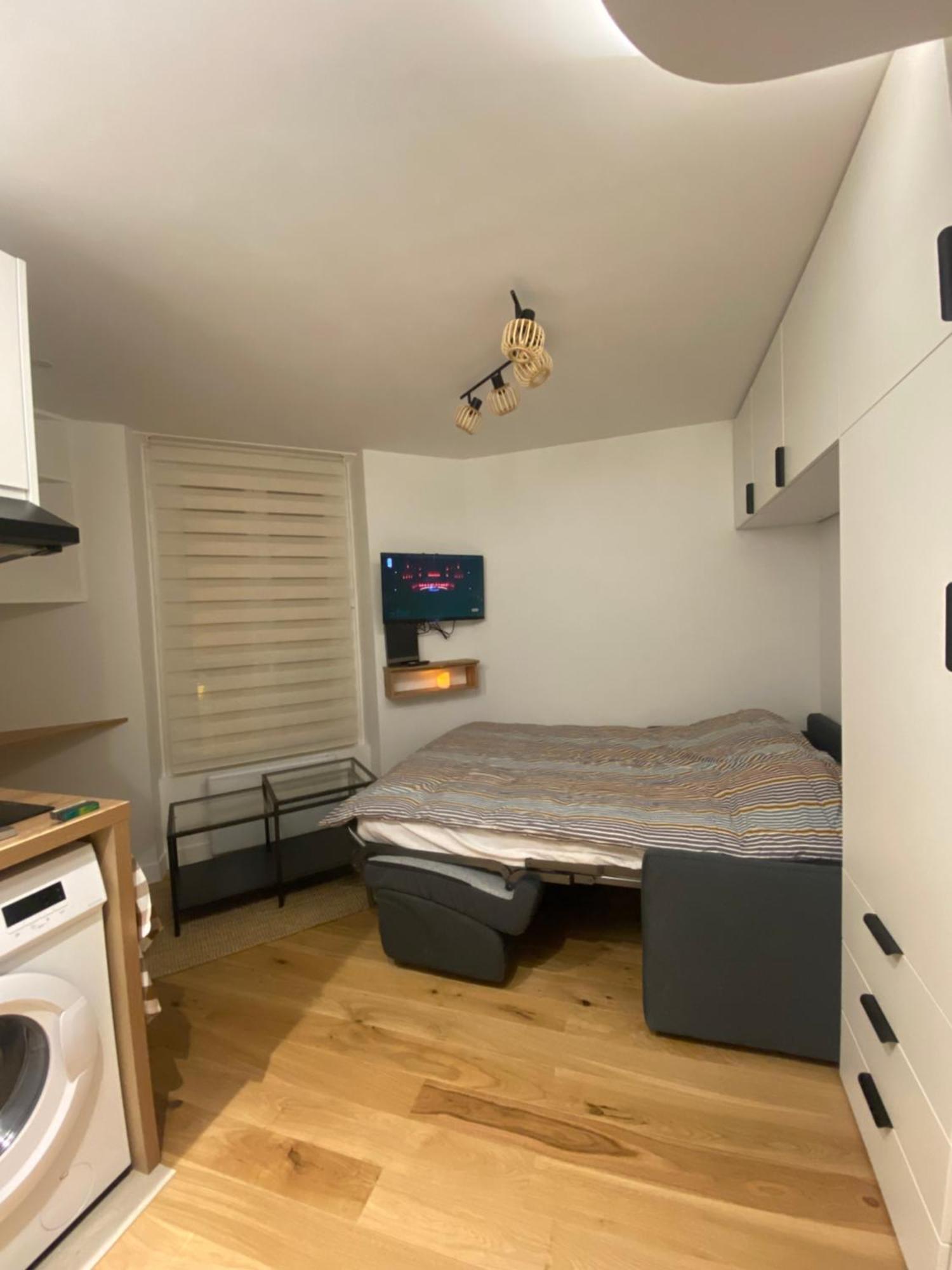 Small Comfy In * Paris