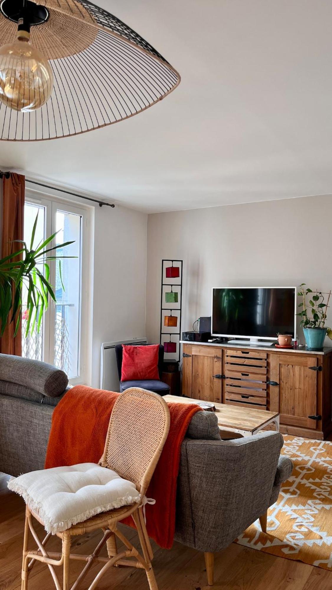 Large, Quiet, Familial Floor Duplex *