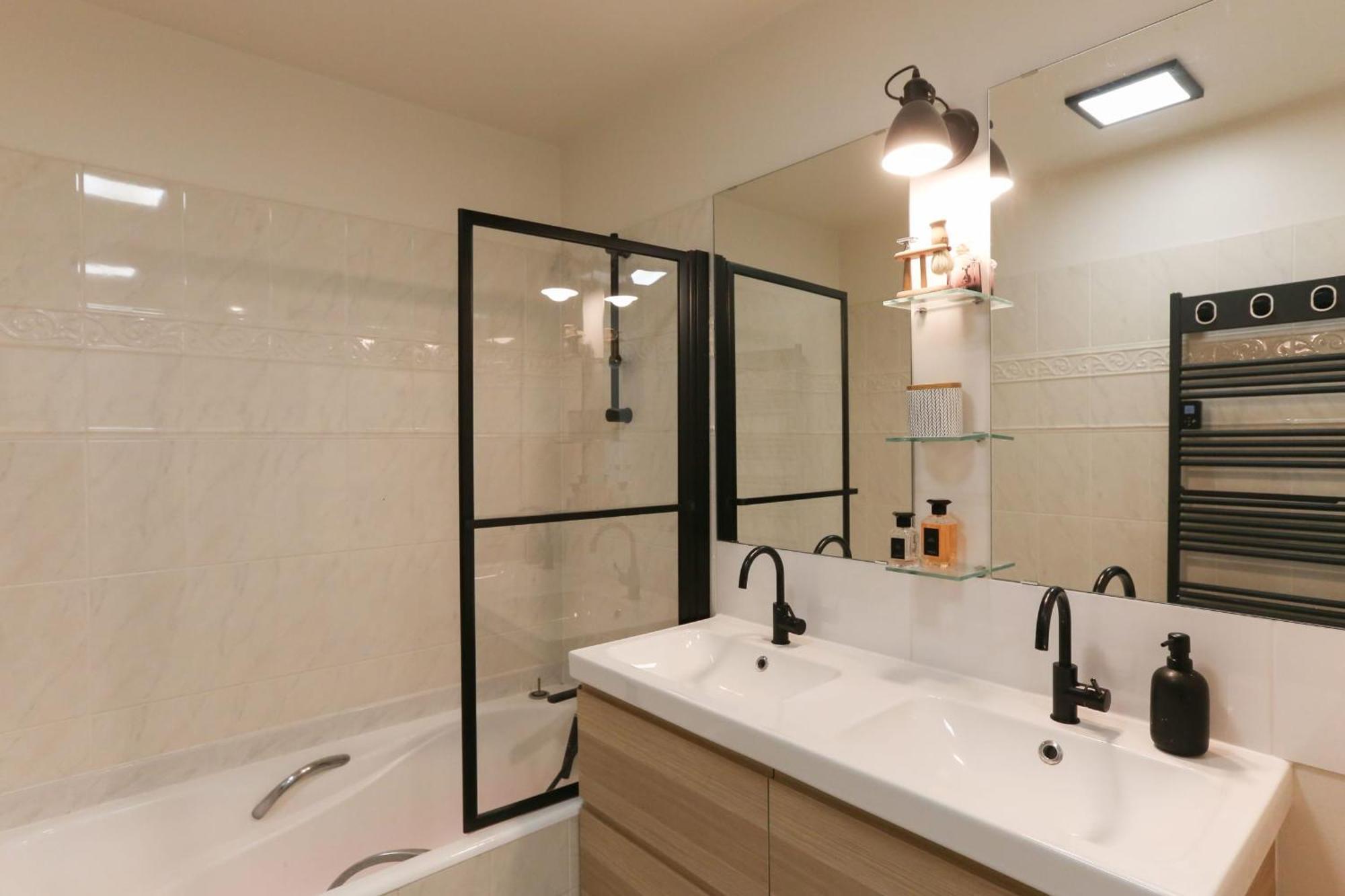 Apartment Family Of 102 M2 In The Heart Of The 19th Paris