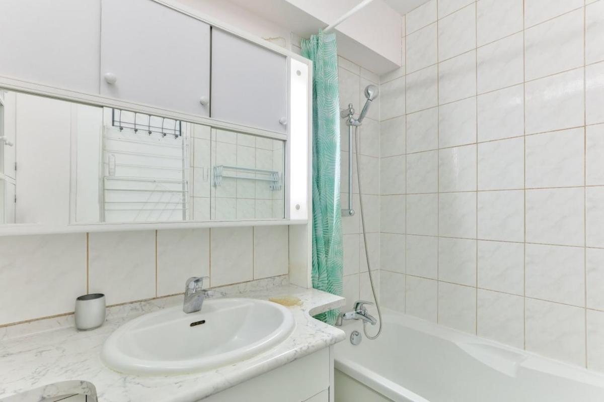 1br Flat View On Eiffel Tower And Sacre-coeur Apartment Paris