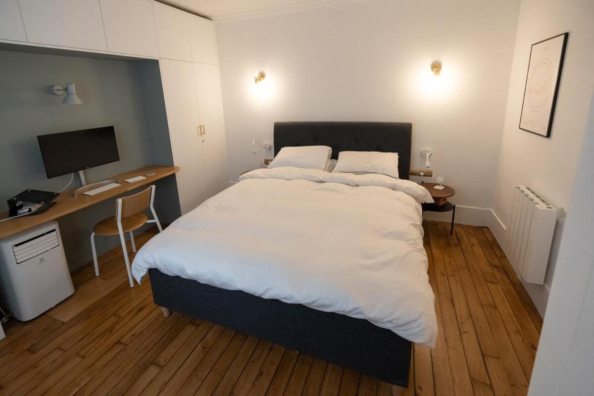 Minimalist Haussmannian 11 Apartment *