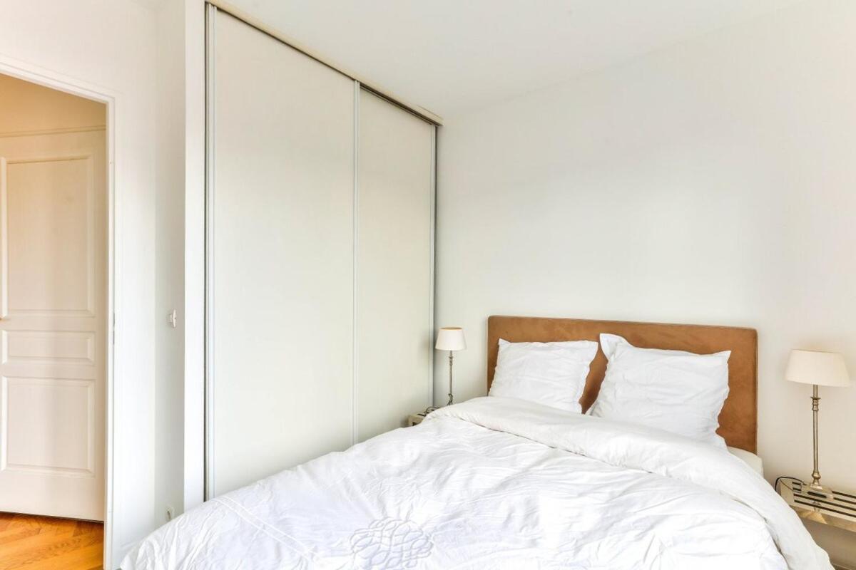 1br Flat With Balcony View Of The Eiffel Tower *