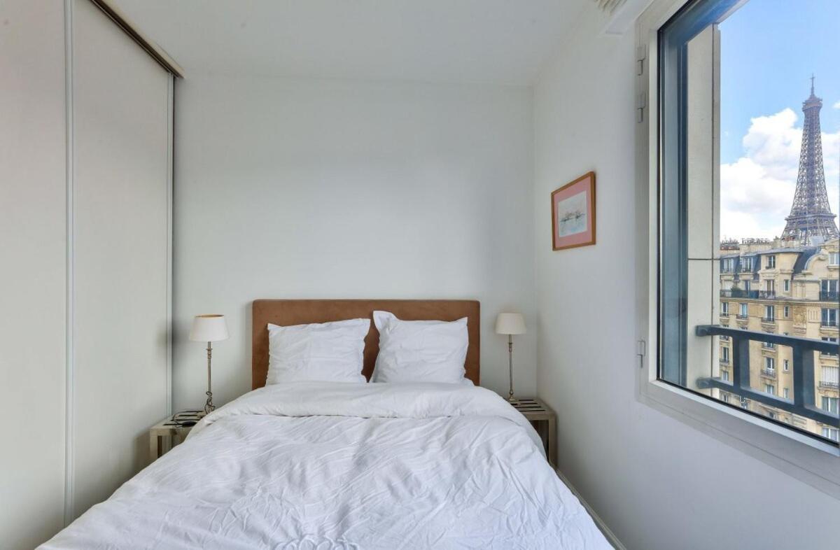 1br Flat With Balcony View Of The Eiffel Tower
