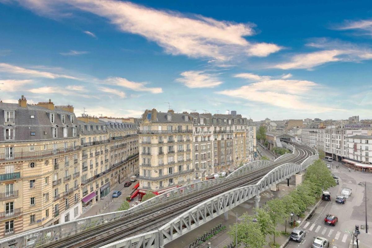 1br Flat With Balcony View Of The Eiffel Tower