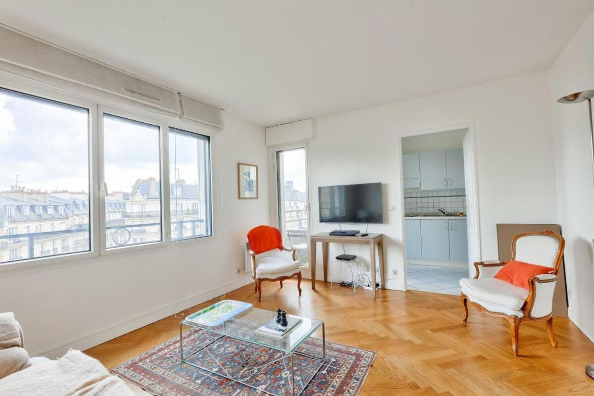 1br Flat With Balcony View Of The Eiffel Tower