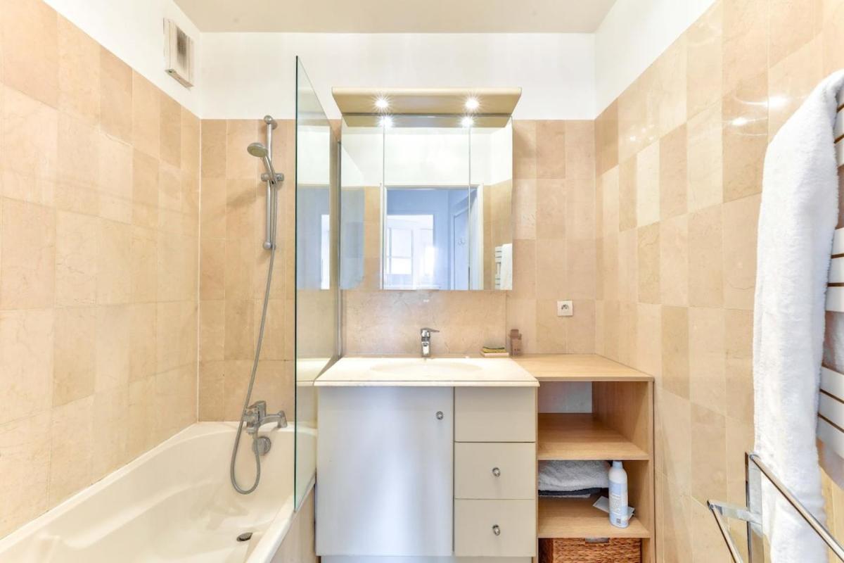 1br Flat With Balcony View Of The Eiffel Tower *