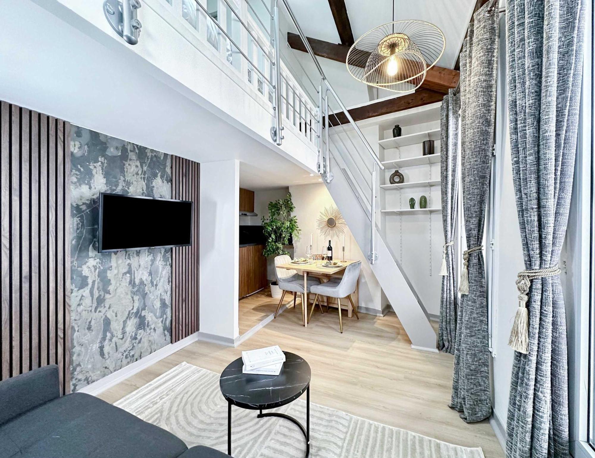 Stylish Duplex In Front Of Buttes-chaumont