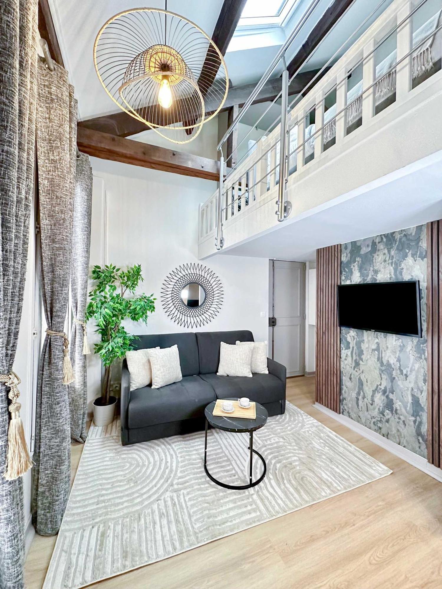 Stylish Duplex In Front Of Buttes-chaumont *