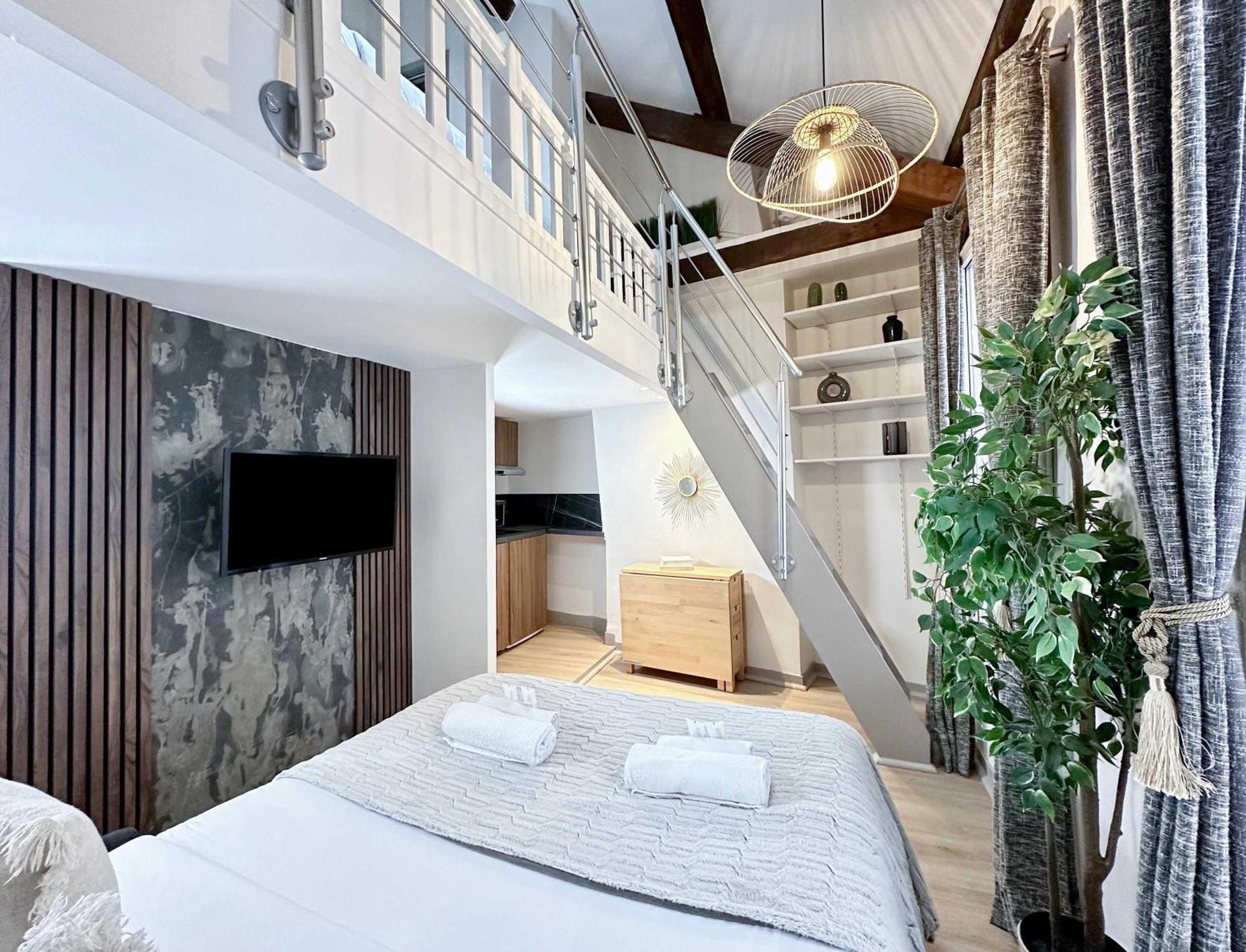 Stylish Duplex In Front Of Buttes-chaumont Paris