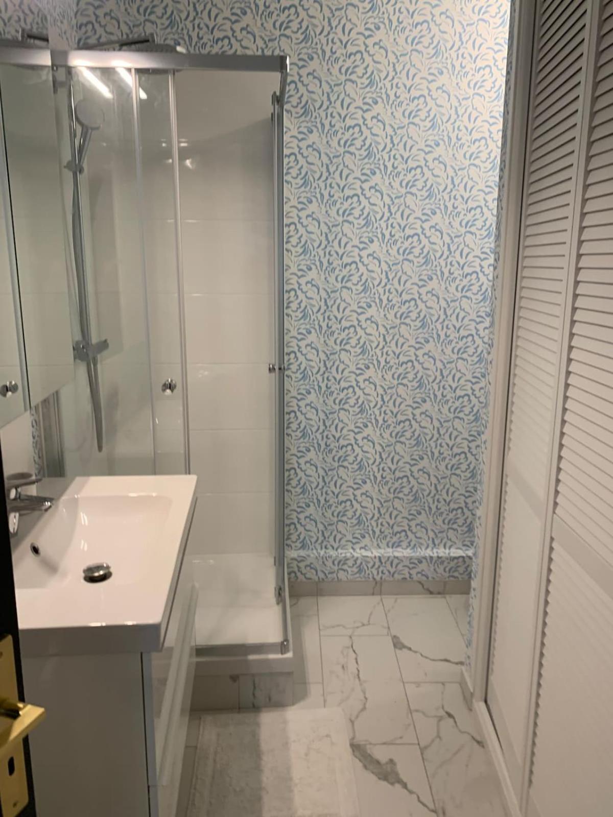 15, Beautiful 3 Bedrooms Apartment *