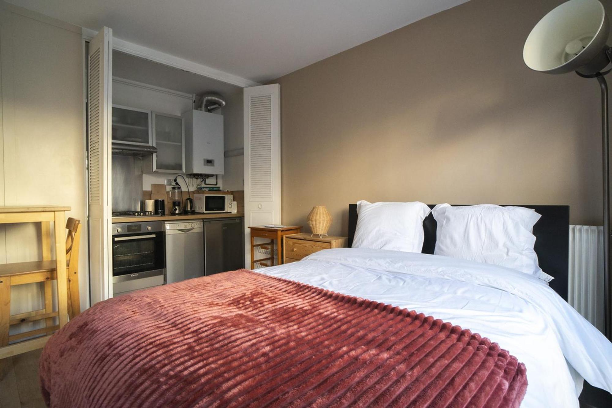 Glamour With Balcony In 14th Apartment Paris