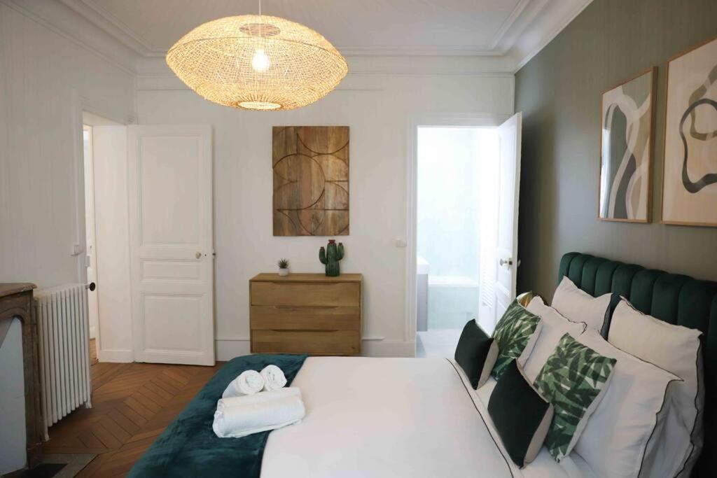 Charming 3 Bedroom Haussmannien In 17th *