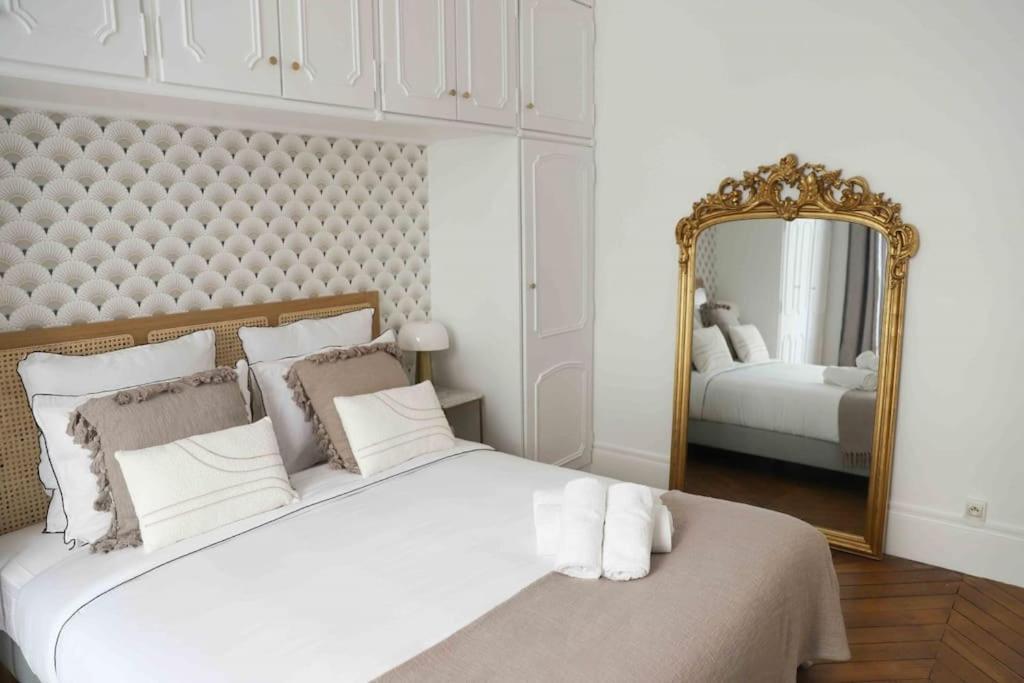 Charming 3 Bedroom Haussmannien In 17th Apartment