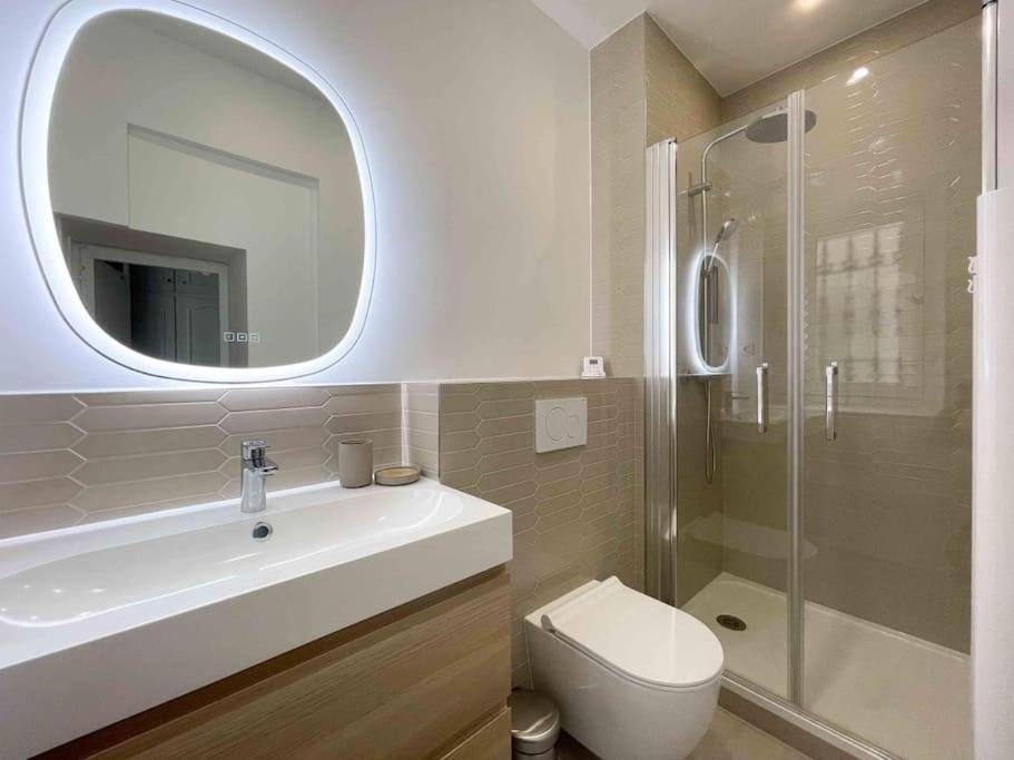 Charming 3 Bedroom Haussmannien In 17th Apartment