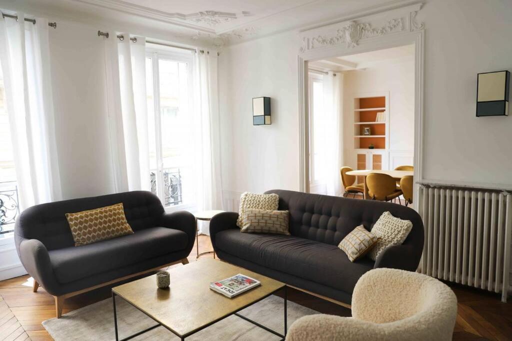 Charming 3 Bedroom Haussmannien In 17th Apartment *