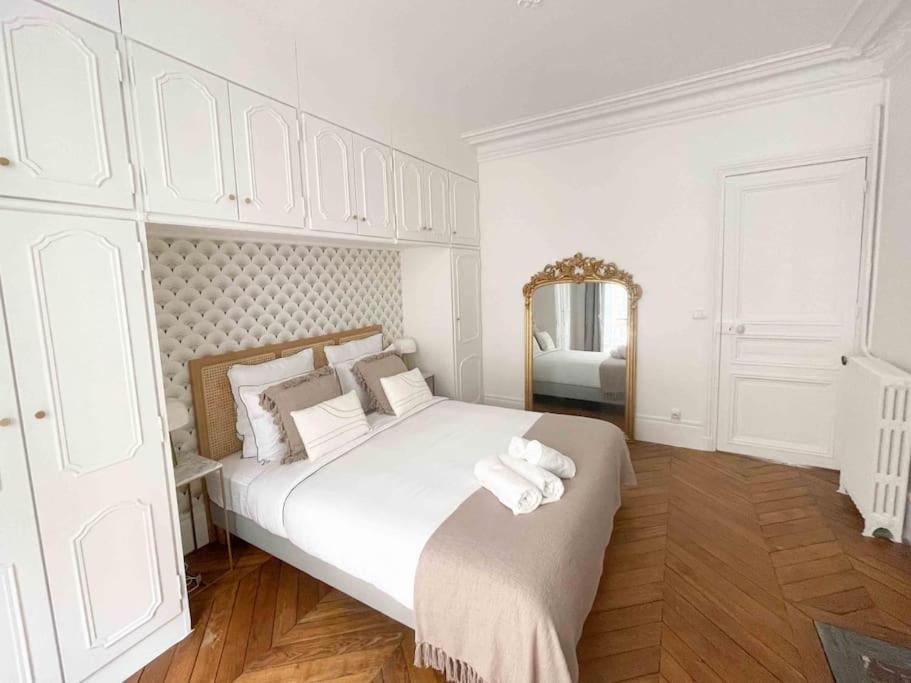 Charming 3 Bedroom Haussmannien In 17th * Paris