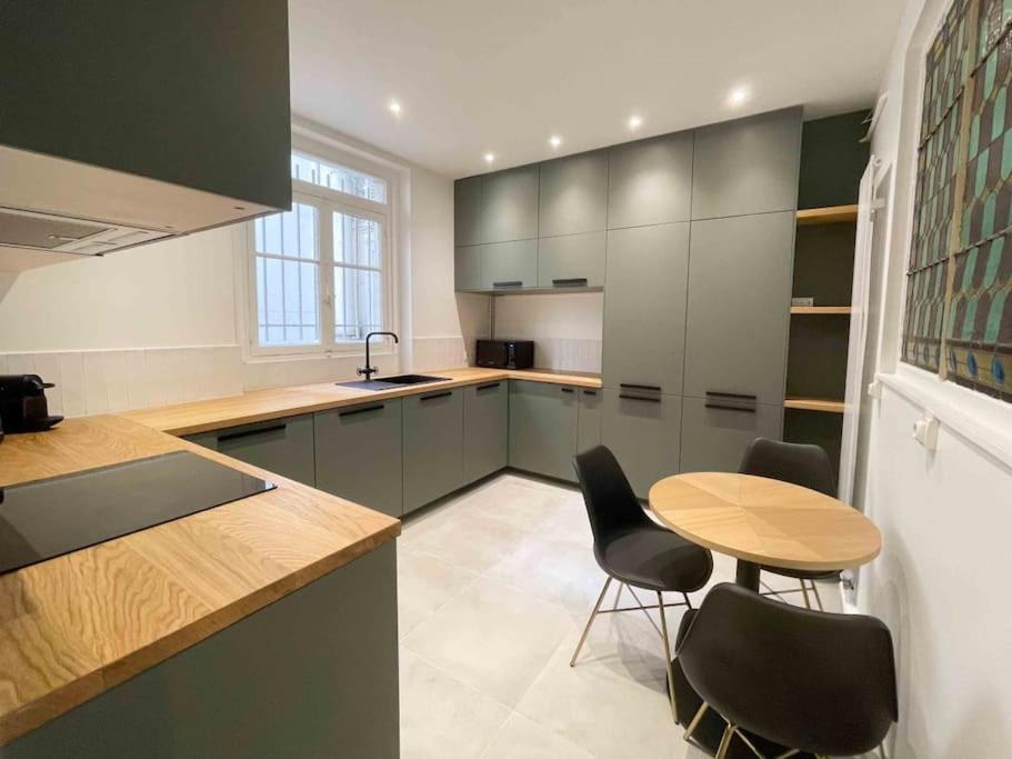Charming 3 Bedroom Haussmannien In 17th