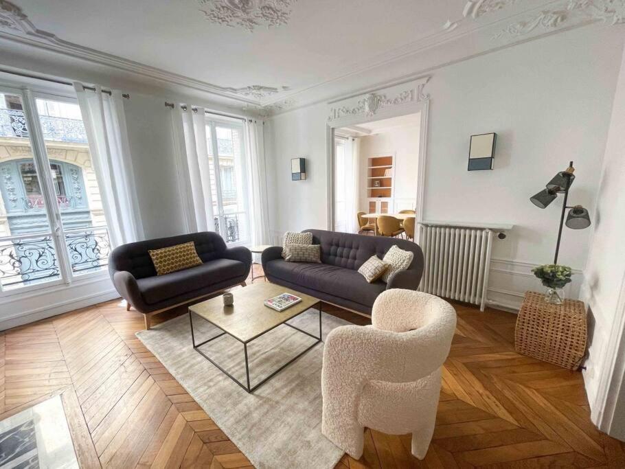Charming 3 Bedroom Haussmannien In 17th Apartment