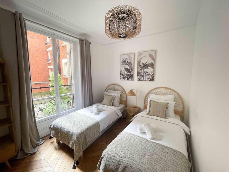 Charming 3 Bedroom Haussmannien In 17th Apartment *