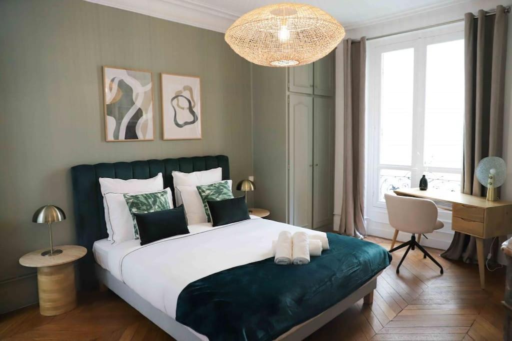 Charming 3 Bedroom Haussmannien In 17th *