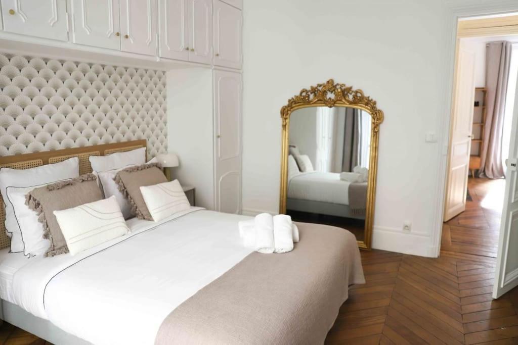 Charming 3 Bedroom Haussmannien In 17th * Paris