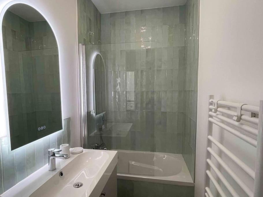 Charming 3 Bedroom Haussmannien In 17th