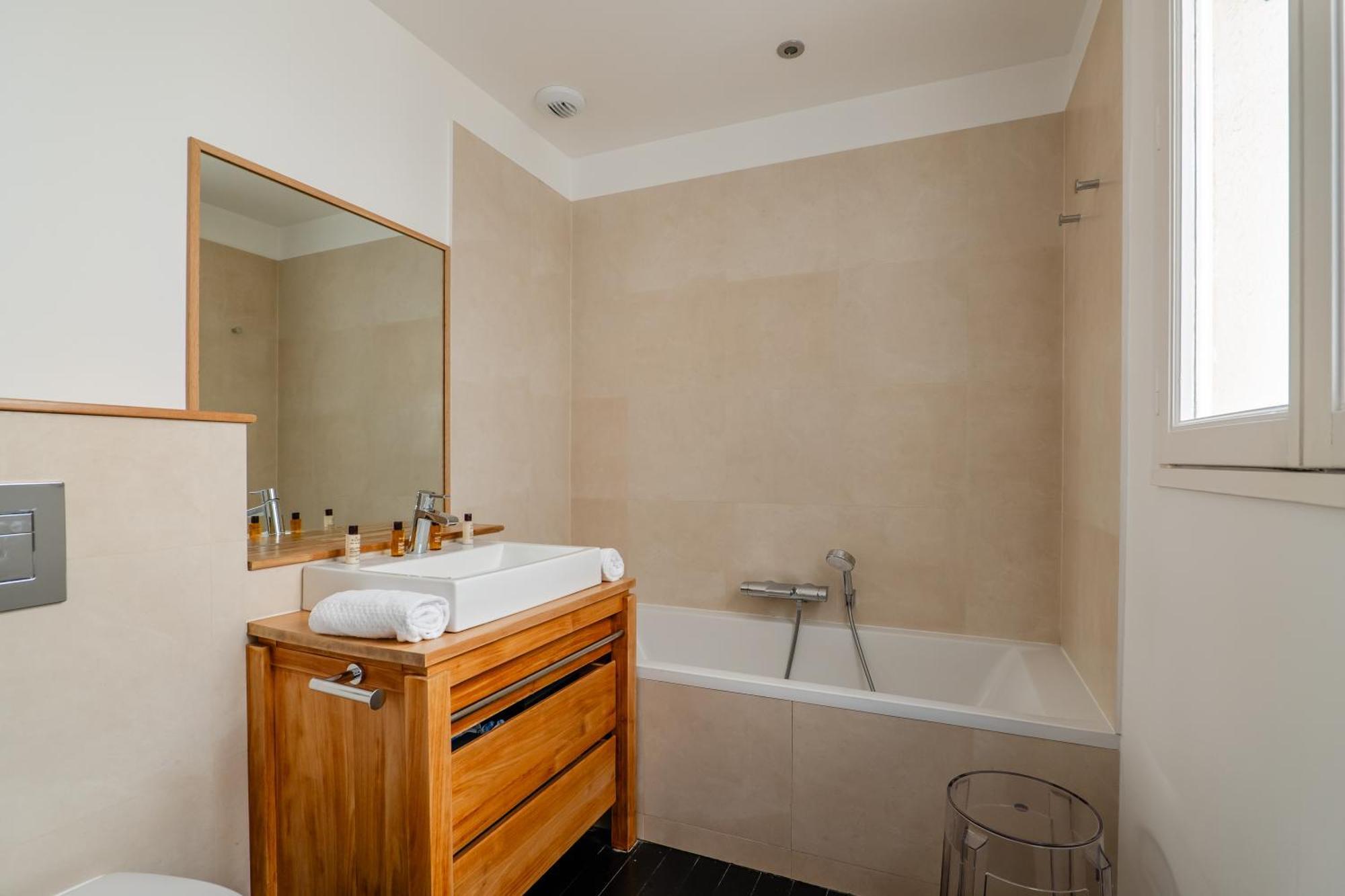 Veeve - Artistic Elevation Apartment Paris