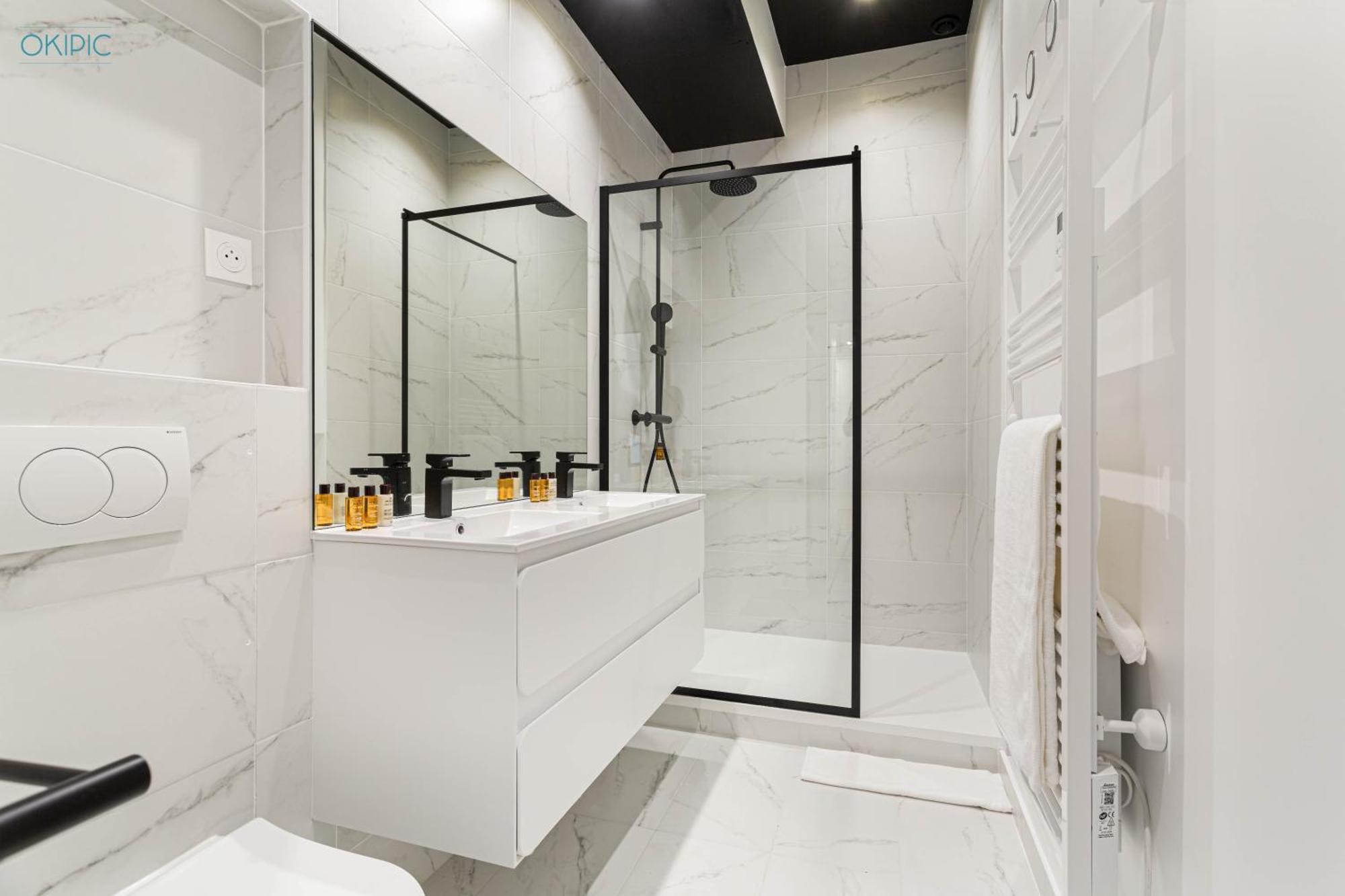 King Size Beds - Zen Monceau Apartment