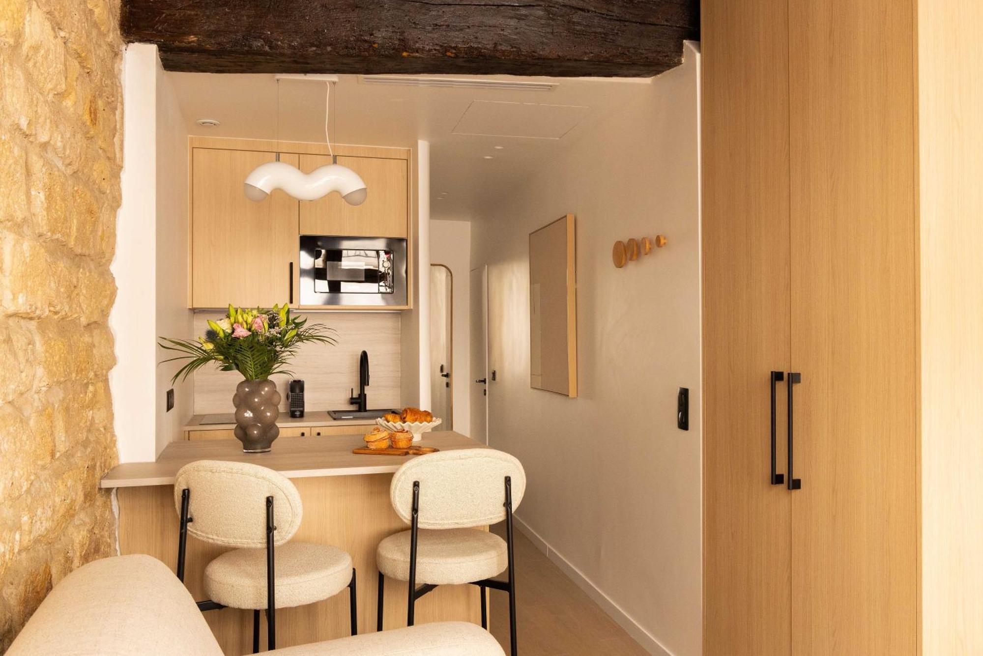 Modern -ac-1br-4p-pantheon Apartment