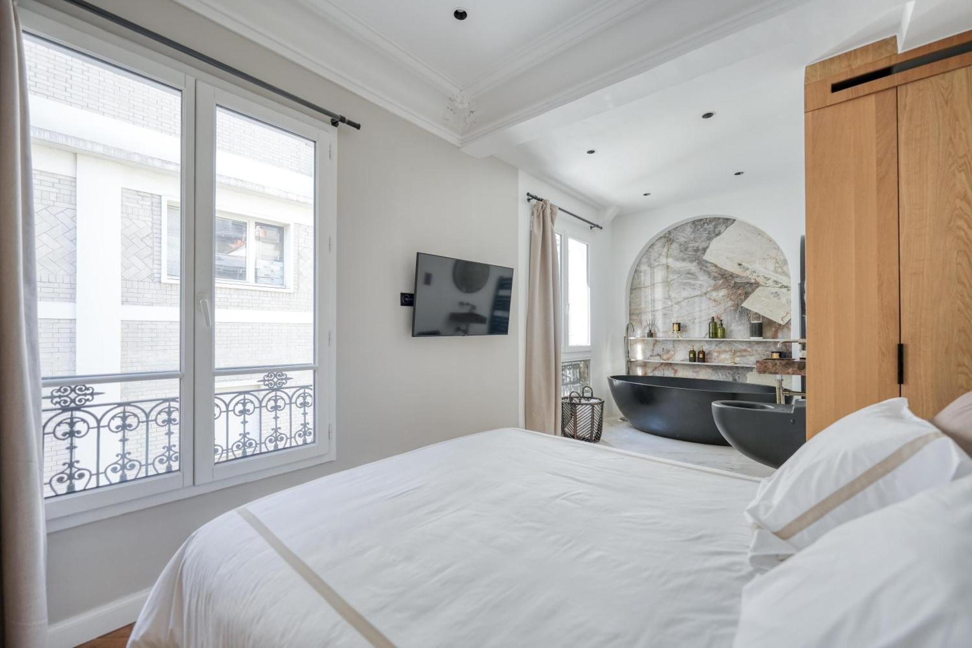 Montaigne Luxury Paris
