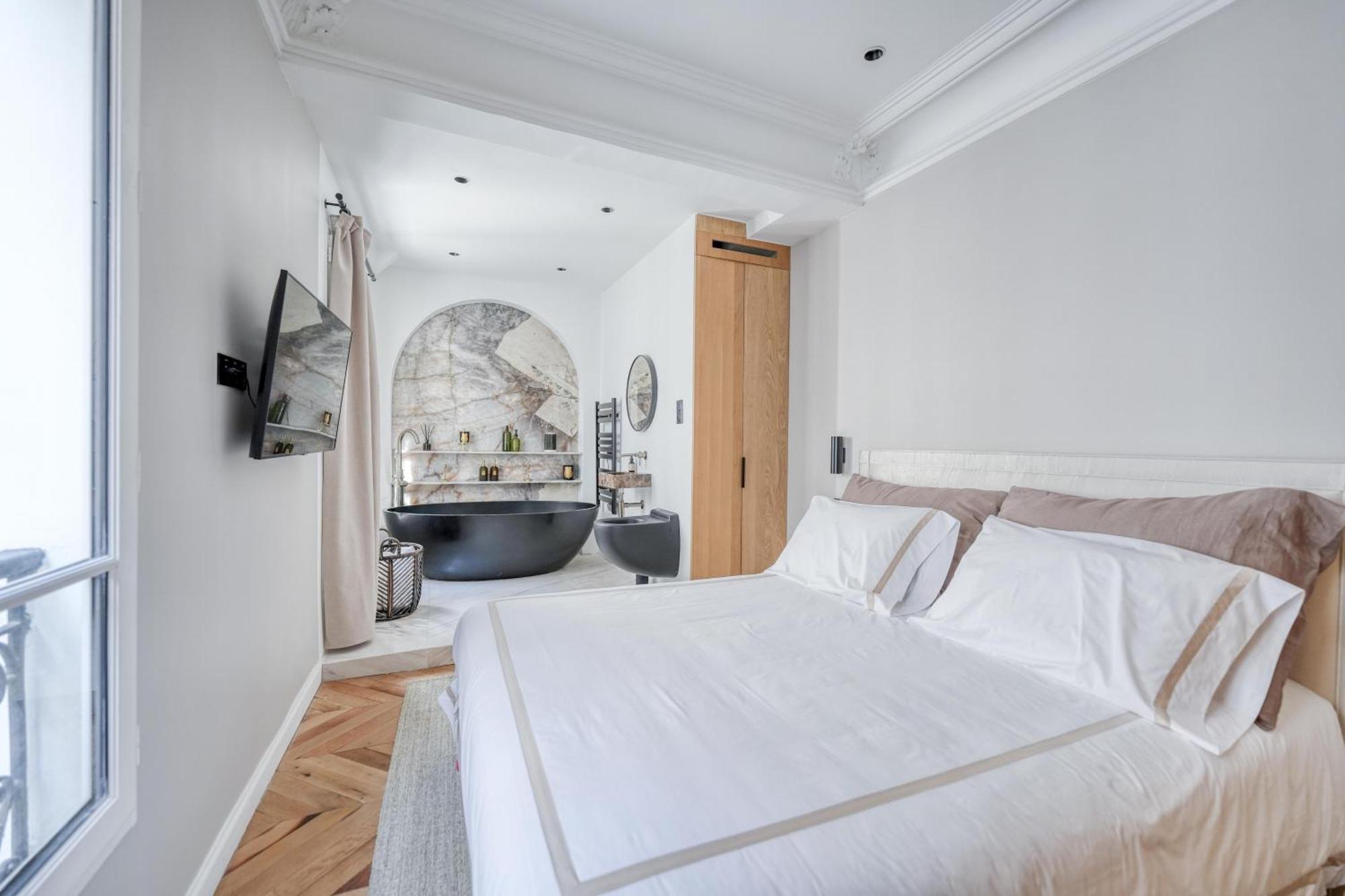 Montaigne Luxury