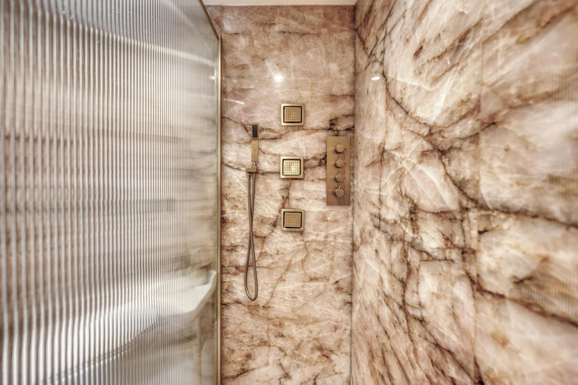 Montaigne Luxury Apartment *